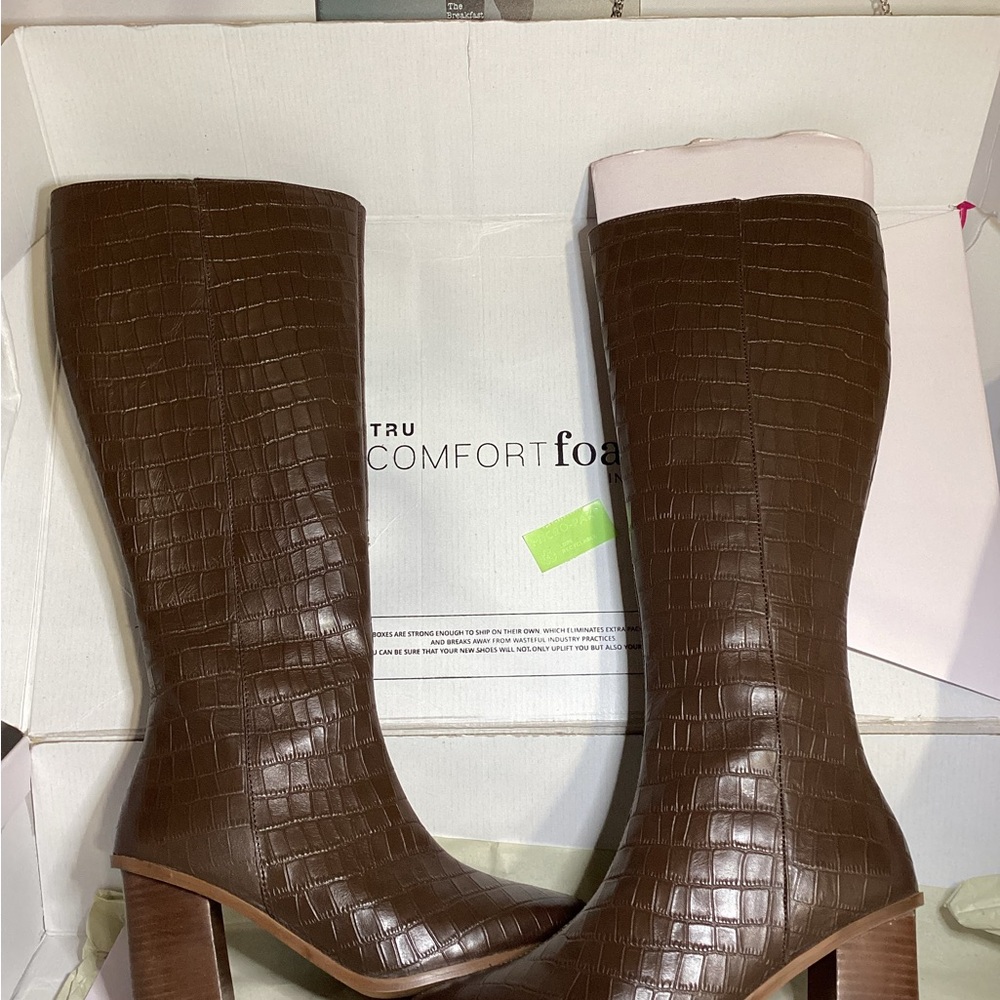 Journee Collection Brown Croc-Embossed Heeled Boots NIB 7.5 Women’s - Picture 2 of 16